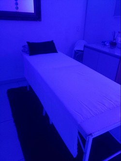 Espaço discreto, limpo e envolvente para um atendimento personalizado.